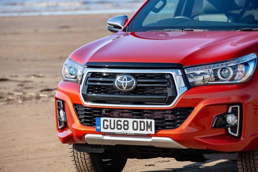 Детали экстерьера Toyota Hilux Invincible X Double Cab 2018 года  (UK) (фото 28 из 40)